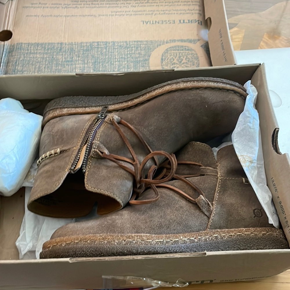 Brand new Born Calyn distressed leather boots in brown, size 9.